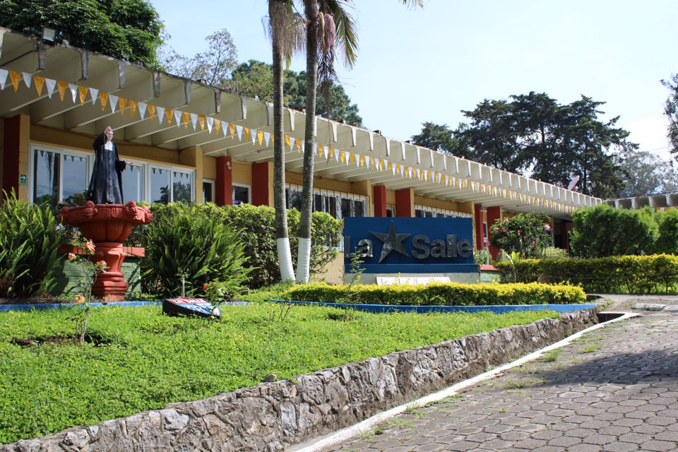 Jardín central con fuente y corredores del Instituto